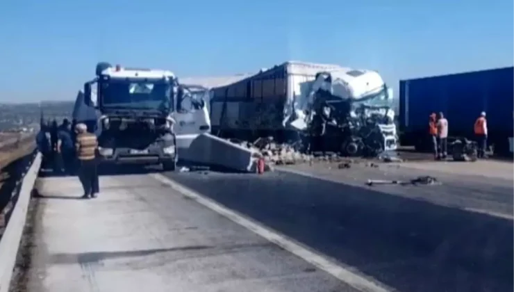 TAG Otoyolu’nda Tır Çarpıştı: 2 Yaralı