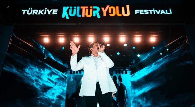 FESTİVALDE GÜÇLÜ SESİYLE BAYHAN ŞARKILARINI GAZİ ŞEHİRLİLER İÇİN SÖYLEDİ