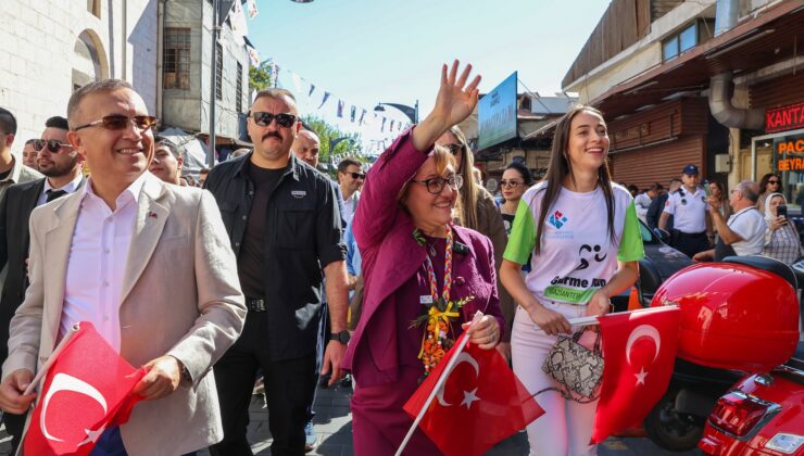 FESTİVAL COŞKUSU KORTEJ İLE ŞEHRİN SOKAKLARINA TAŞINDI