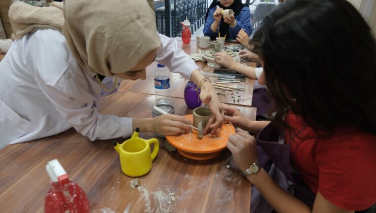 DÜNYACA ÜNLÜ RESSAMLARIN ESERLERİ ŞANLIURFALI KADINLARIN ELLERİNDE SERAMİKLERE YANSITILIYOR