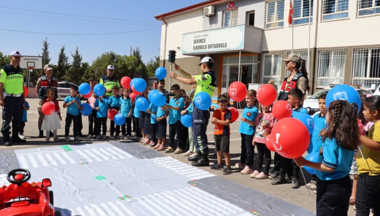 JANDARMA MOBİL TRAFİK EĞİTİM ARACI İLE ÖĞRENCİLER TRAFİKTE BİLİNÇLENİYOR