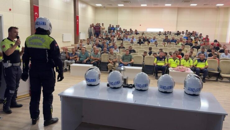 MOTOSİKLET SÜRÜCÜLERİNE JANDARMADAN GÜVENLİ SÜRÜŞ EĞİTİMİ VE KASK DAĞITIMI