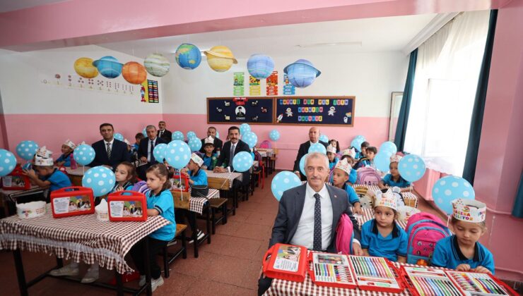 BAŞKAN TAHMAZOĞLU’NDAN ÖĞRENCİLERE 881.000 ADET BOYAMA SETİ