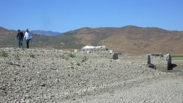 Kuraklık nedeniyle Tahtaköprü Barajı’nda Tarihi Köprü Ortaya Çıktı