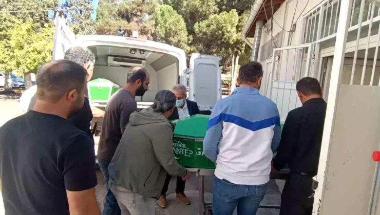 Gaziantep’te park halindeki tıra çarpan otomobildeki 3 kardeşten 2’si öldü