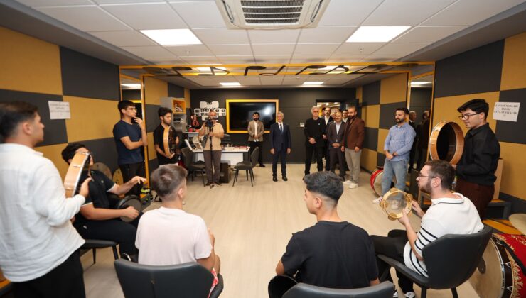 ŞAHİNBEY KONSERVATUARI TAMER KARADAĞLI’YI AĞIRLADI