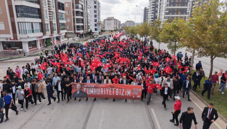 ŞEHİTKAMİL’DE GENÇLER, CUMHURİYET İÇİN YÜRÜDÜ