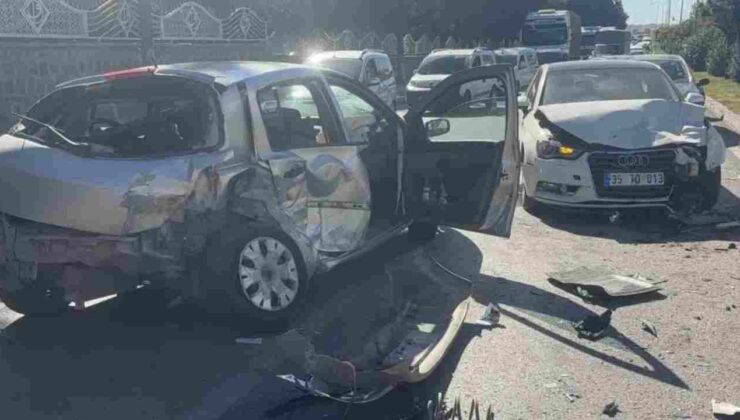 Gaziantep’te sürücüsünün direksiyon hakimiyetini kaybetmesiyle savrulan otomobil, karşı şeride uçarak iki otomobile çarptı.