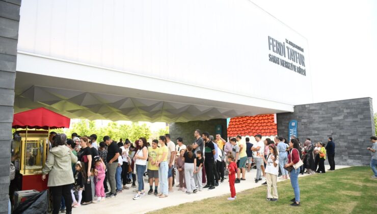 SARIÇAM’DA YEŞİLÇAM AKŞAMLARI YOĞUN İLGİ GÖRÜYOR