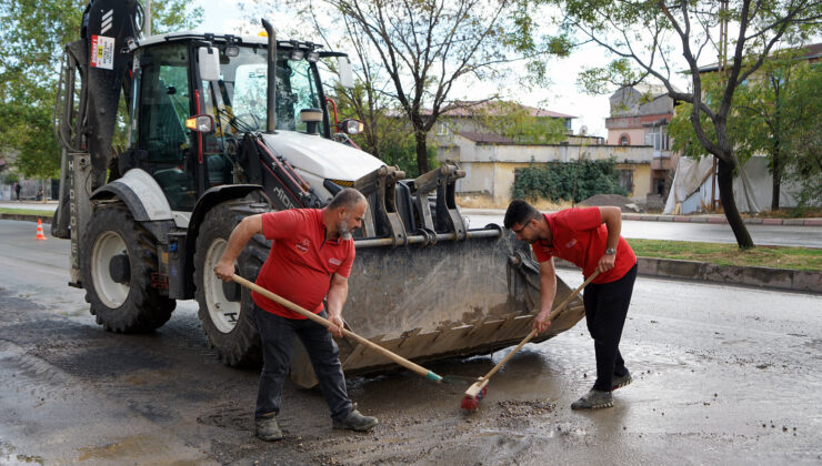 Kahramanmaraş Büyükşehir Belediyesi, Yağış Sonrası Hızlı Müdahale; Ekipler Sahada, Şehir Temizleniyor