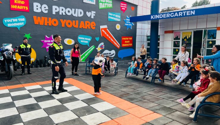 TRAFİK JANDARMASINDAN ÖĞRENCİLERE GÜVENLİ TRAFİK EĞİTİMİ