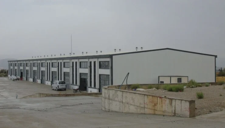 Gaziantep’te afetzede esnaf için yapılan  iş yerleri hak sahiplerine teslim edildi