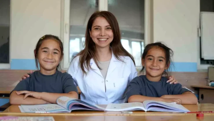 Gaziantep’teki Kesiktaş İlkokulu’nda bir öğretmen, iki kardeş öğrenciye eğitim veriyor.