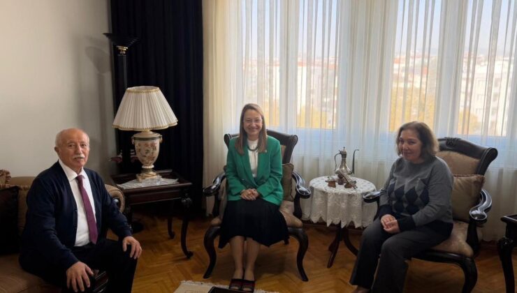 AK Parti Gaziantep Milletvekili Doç. Dr. Derya Bakbak, eğitime uzun yıllar emek veren Demir çiftini hanelerinde ziyaret ederek Öğretmenler Günü’nü kutladı.