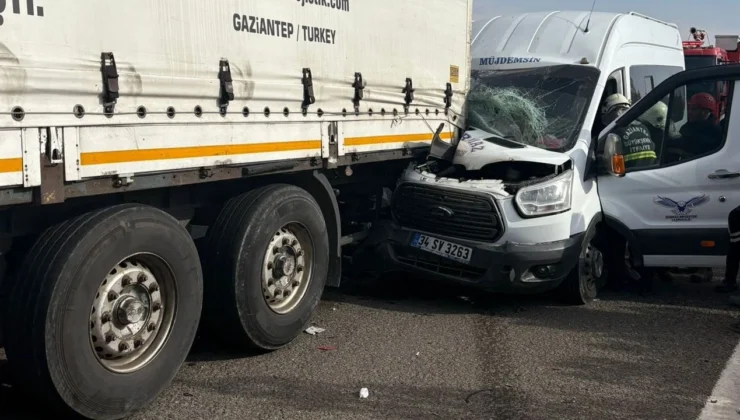 Gaziantep’te feci kaza: Minibüs tıra arkadan çarptı