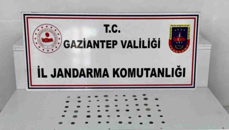 Gaziantep’te tarihi eser kaçakçılığı operasyonunda 28 sikke, 6 metal obje ele geçirildi, 3 şüpheli gözaltına alındı.