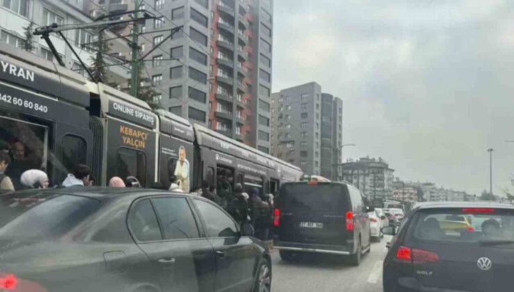 Gaziantep’in Pancarlı Mahallesi’nde kontrolden çıkan bir otomobil tramvay yoluna girerek kaza yaptı.