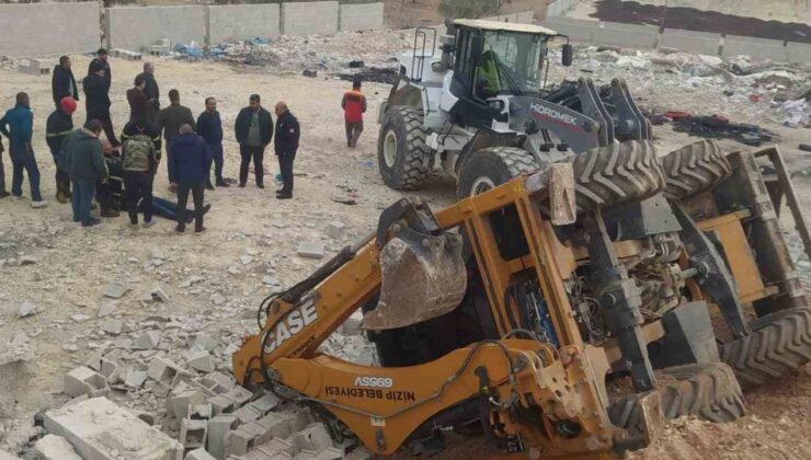 Gaziantep’in Nizip ilçesinde yol çalışması sırasında yaşanan çökme nedeniyle kepçenin devrilmesi sonucu operatör yaralandı.
