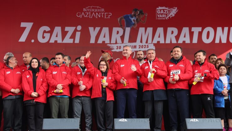 7.GAZİ YARI MARATONU HEYECAN VE RENKLİ GÖRÜNTÜLERLE YAPILDI