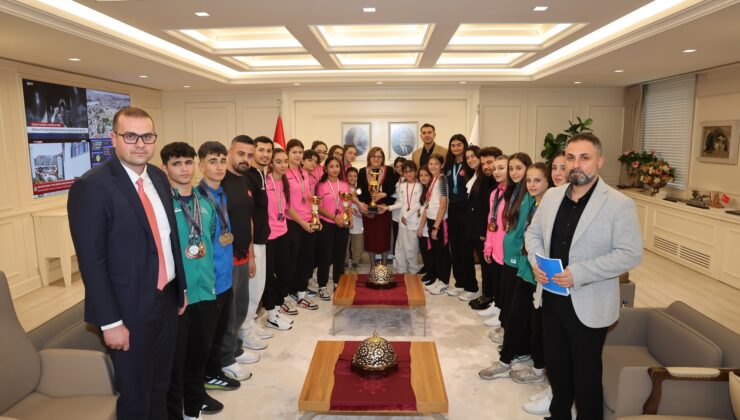 GAZİANTEP’İN ŞAMPİYONLARINDAN BAŞKAN ŞAHİN’E ZİYARET