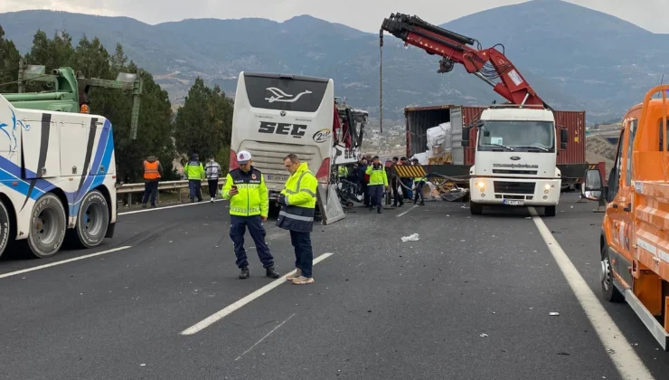 Yolcu otobüsü tıra çarptı! Ölü ve yaralılar var…