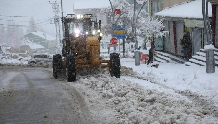 Van, Muş ve Hakkari’de olumsuz hava koşulları nedeniyle 62 yerleşim biriminin yolu ulaşıma kapandı.