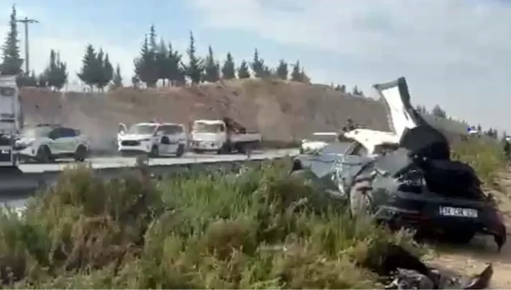 Gaziantep’te direksiyon hakimiyetini kaybeden araç bariyerlere çarptı, 1 kişi hayatını kaybetti.