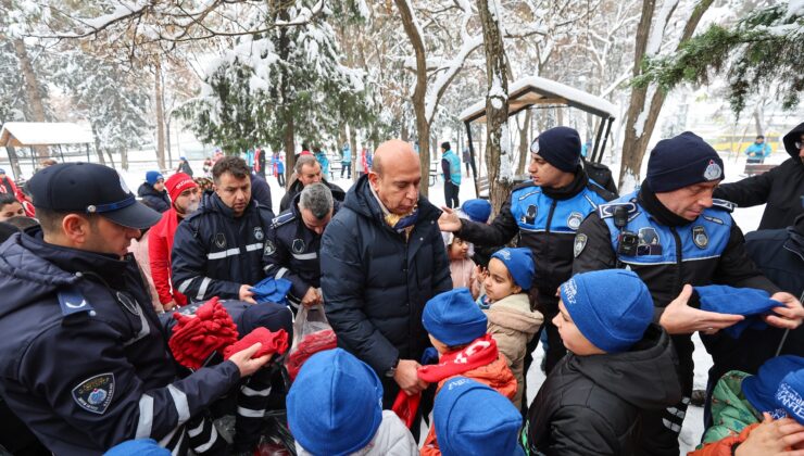 GAZİANTEP BÜYÜKŞEHİR BELEDİYESİ, ÇOCUKLARIN KAR SEVİNCİNE HEDİYELERLE ORTAK OLDU