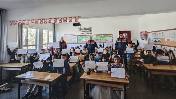 JANDARMA, ÖĞRENCİLERİN KARNE HEYECANINA ORTAK OLDU