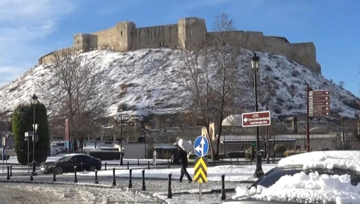 Gaziantep’te Kaldırımlar Buz Tuttu: Vatandaş Yürümekte Zorlanıyor