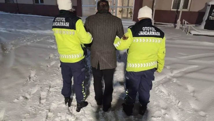 Gaziantep’te yol verme tartışmasında otomobil sürücüsü M.S.A., çekici sürücüsünü tabancayla yaraladı.