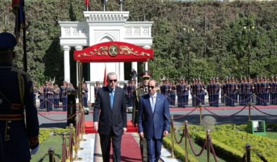 Sisi, Cumhurbaşkanı Erdoğan’ı resmi törenle karşıladı