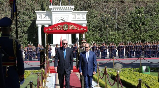 Sisi, Cumhurbaşkanı Erdoğan’ı resmi törenle karşıladı