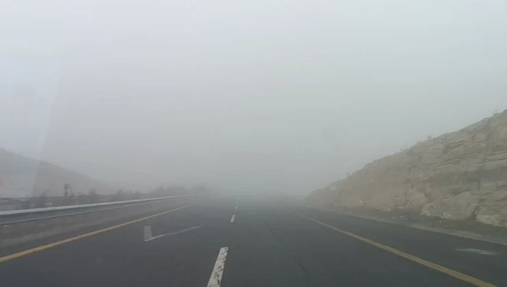 Gaziantep’te görüş mesafesi düştü Şanlıurfa – Gaziantep yolunda yoğun sis etkili oldu. Görüş mesafesinin yer yer 10 metreye kadar düştüğü Şanlıurfa-Gaziantep otoyolunda sürücüler araç farlarını açarak ilerledi.