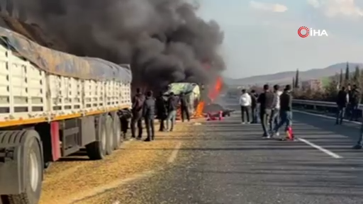 Mardin’den Gaziantep yönüne giden önündeki tıra arkadan çarptıktan sonra yan yatan tırda yangın çıktı.