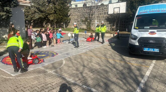 JANDARMA MOBİL TRAFİK EĞİTİM ARACI İLE ÖĞRENCİLER TRAFİKTE BİLİNÇLENİYOR