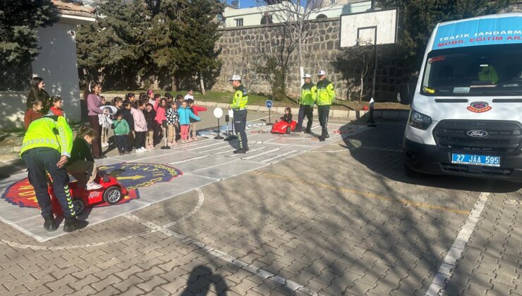 JANDARMA MOBİL TRAFİK EĞİTİM ARACI İLE ÖĞRENCİLER TRAFİKTE BİLİNÇLENİYOR