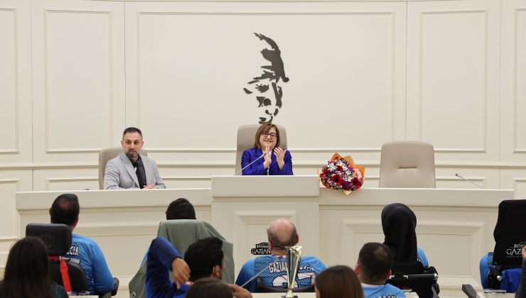 BAŞKAN ŞAHİN, BAŞARILI SPORCULARLA BİR ARAYA GELDİ