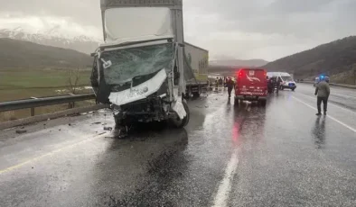 Tır ile otomobilin kafa kafaya çarpıştığı kazada 3 kişi hayatını kaybetti, 1 kişi yaralandı.