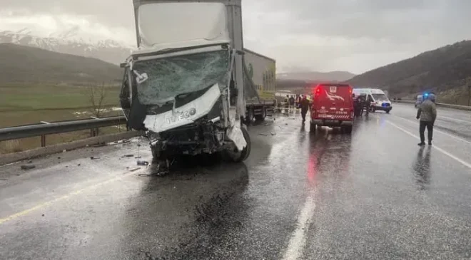 Tır ile otomobilin kafa kafaya çarpıştığı kazada 3 kişi hayatını kaybetti, 1 kişi yaralandı.