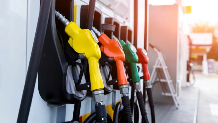 Akaryakıt ürünlerinde bu geece yarısıyla birlikte motorine 7,67 TL, benzine 2,29 TL fiyat artışı uygulanması bekleniyor.