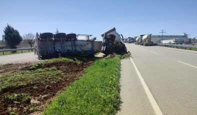 Kilis-Gaziantep karayolunda beton mikseri devrildi.