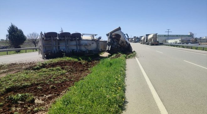 Kilis-Gaziantep karayolunda beton mikseri devrildi.