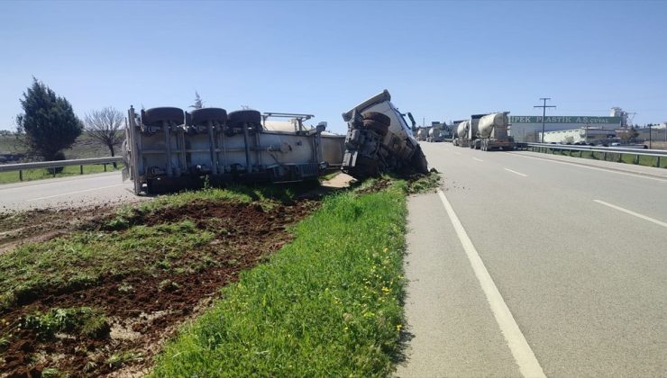 Kilis-Gaziantep karayolunda beton mikseri devrildi.