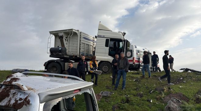 Şanlıurfa’da tır ile hafif ticari araç çarpıştı: 2 ölü, 1 yaralı