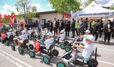 ŞEHİTKAMİL’DE TRAFİKTE FARKINDALIK PROGRAMI “ÇOCUKLARIMIZIN BİLİNÇLİ BİREYLER OLARAK YETİŞMESİNİ ÖNEMSİYORUZ”
