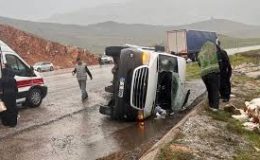 Taziyeye gidenleri taşıyan minibüs devrildi: 11 yaralı