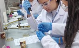 Amgen Biyoteknoloji Deneyimi Programı ile Türkiye’de Biyoteknoloji Eğitimi Güçleniyor: Sınıflar Laboratuvara Dönüşüyor