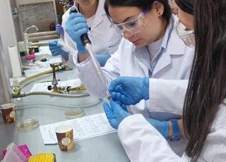 Amgen Biyoteknoloji Deneyimi Programı ile Türkiye’de Biyoteknoloji Eğitimi Güçleniyor: Sınıflar Laboratuvara Dönüşüyor