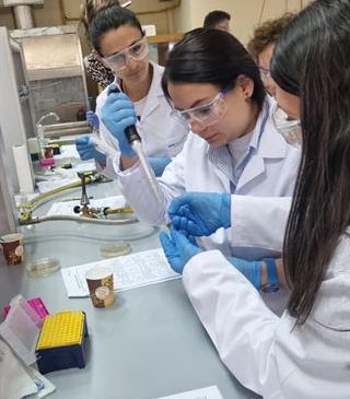 Amgen Biyoteknoloji Deneyimi Programı ile Türkiye’de Biyoteknoloji Eğitimi Güçleniyor: Sınıflar Laboratuvara Dönüşüyor